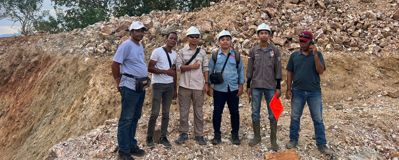 foto tim Geomineup bersama vendor alat berat saat eksplorasi tambang